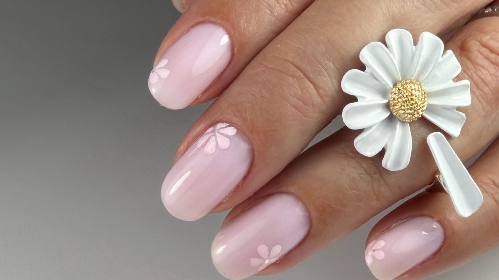 Elegante rosa Blumenmaniküre aus der Nail Lounge Gattikon