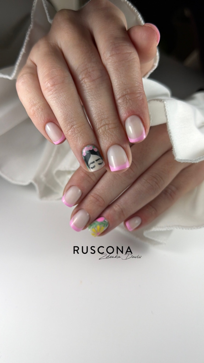 Rosa French-Maniküre mit handgemalter Blumen-Nail-Art