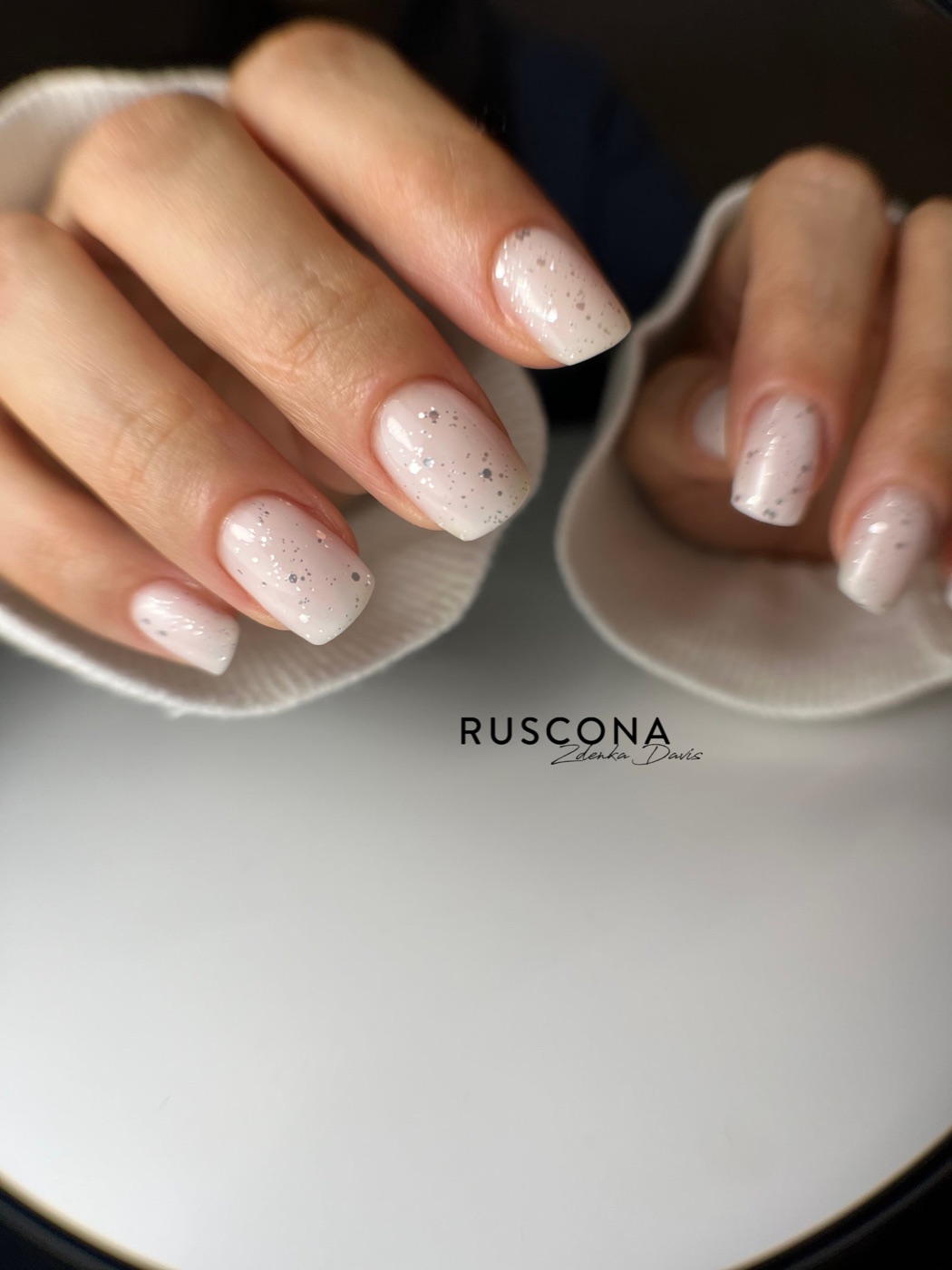 Zarte Glitzermaniküre aus der Nail Lounge Gattikon